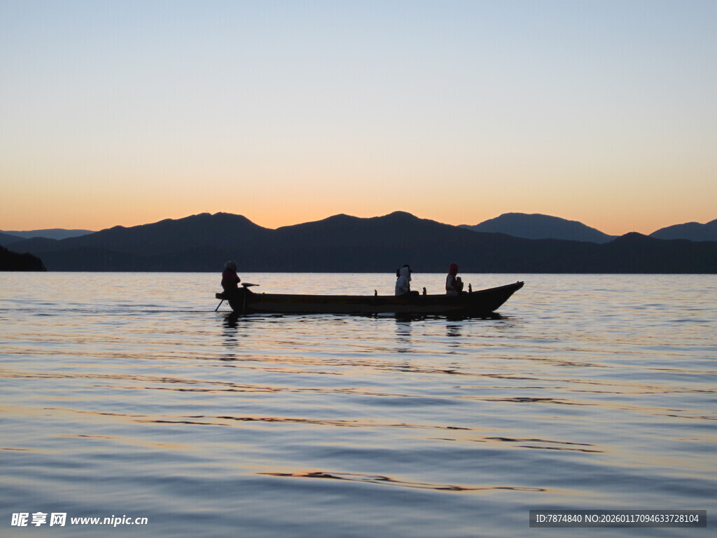 夕阳下湖面的静谧小船