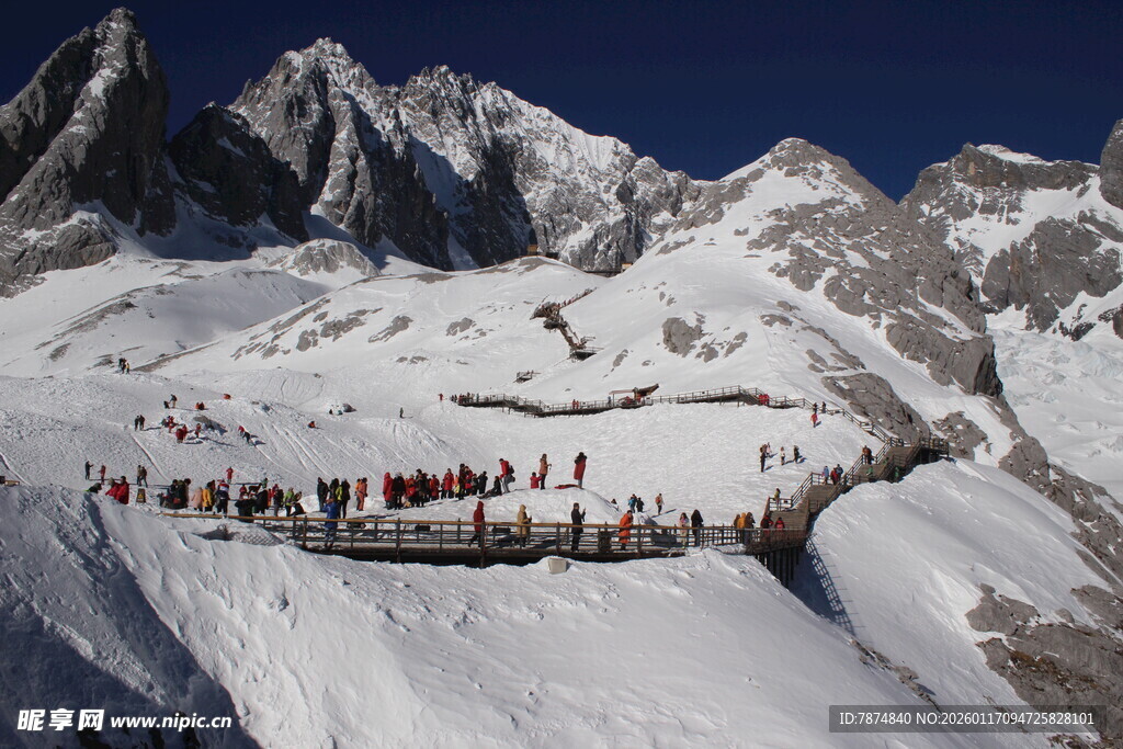 雪山徒步队伍壮观景象