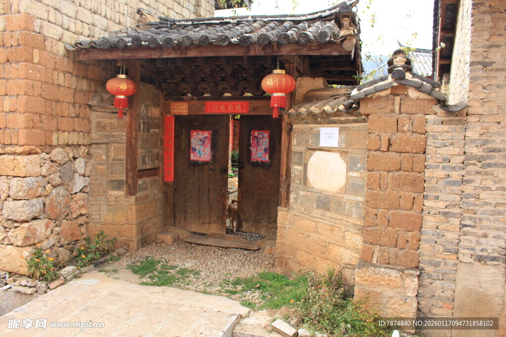 古旧民居门口挂红灯笼