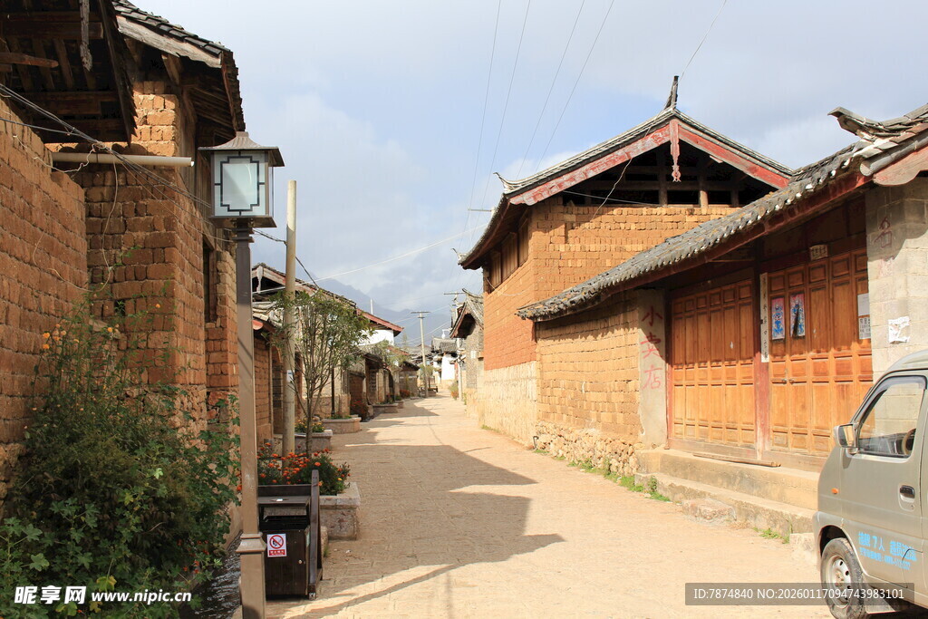 乡村小巷 古朴民居与车辆
