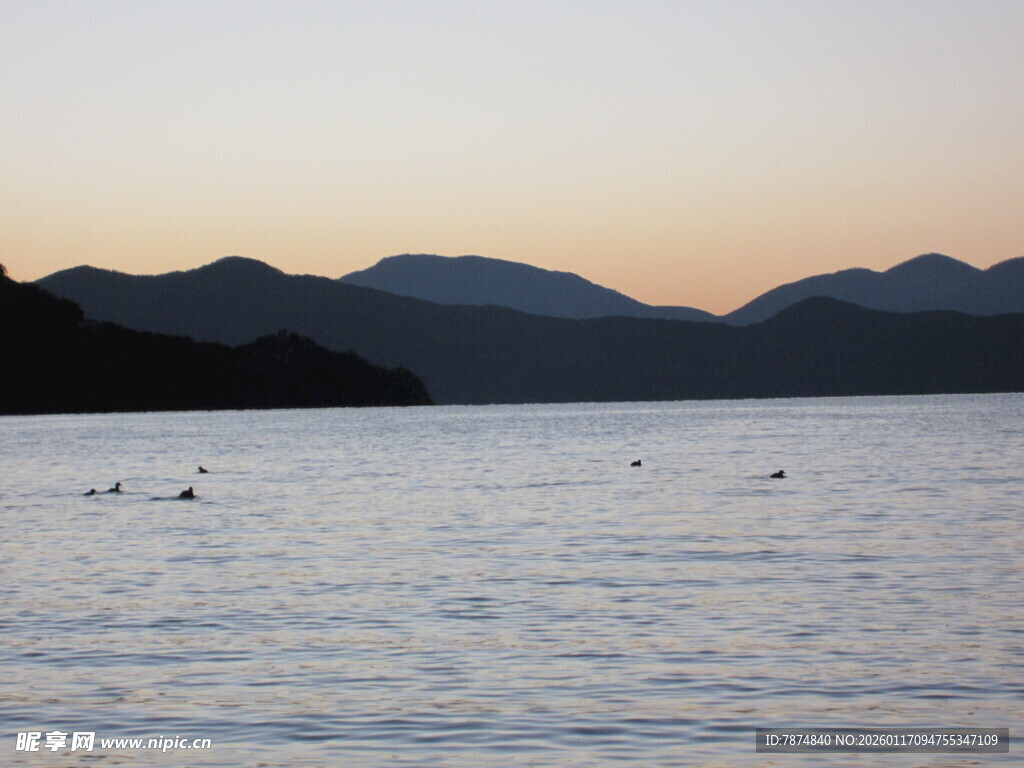 黄昏湖畔 远山与飞鸟