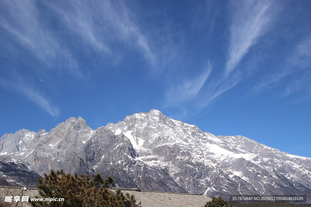 巍峨雪山映蓝天