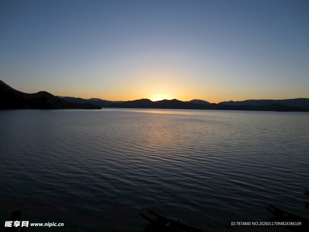 湖畔日落美景