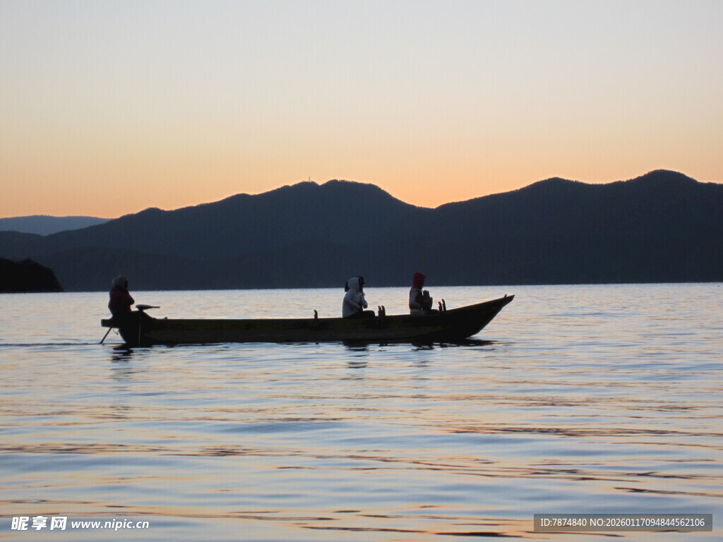 夕阳下湖面的静谧小船