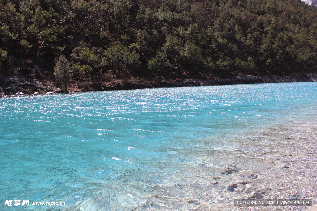 清澈蓝水与岸边景致