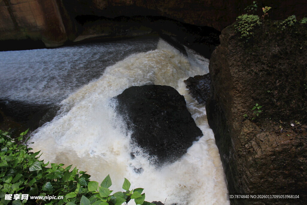 庭院中积水形成的黑色水洼