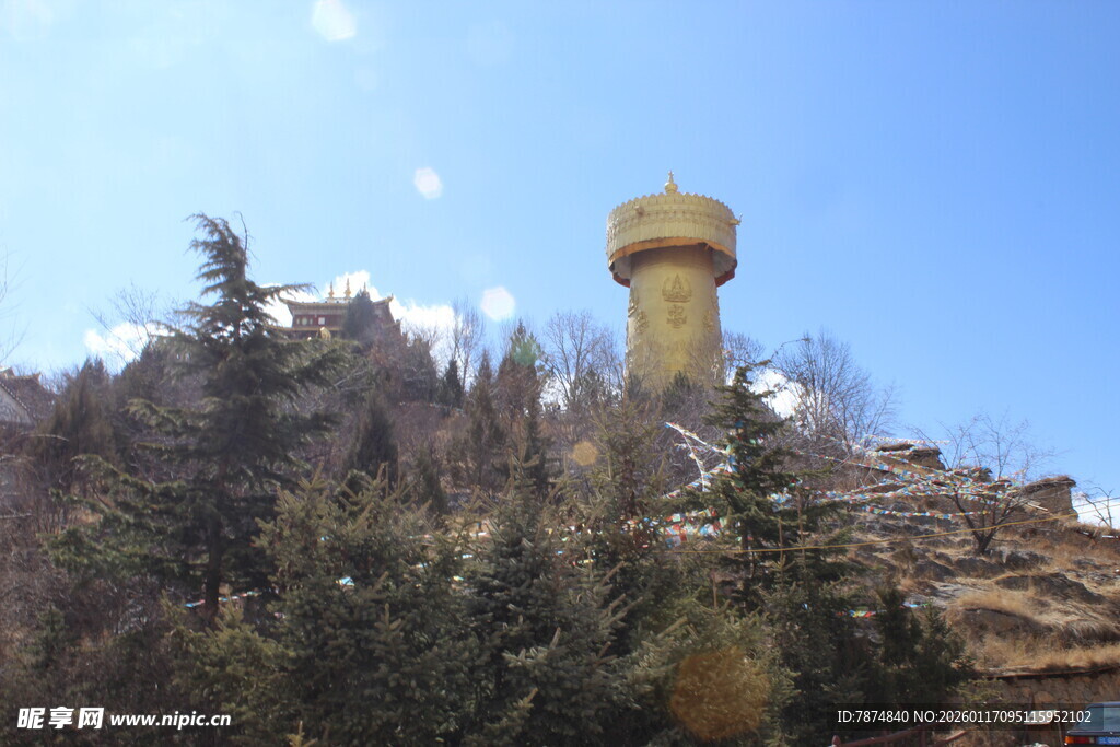 山间矗立的圆柱形水塔