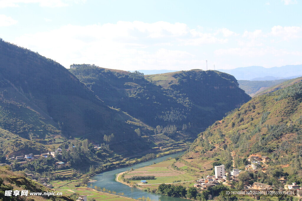 山间蜿蜒河流与村落美景