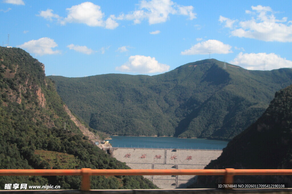 壮丽山水间的开阔景致