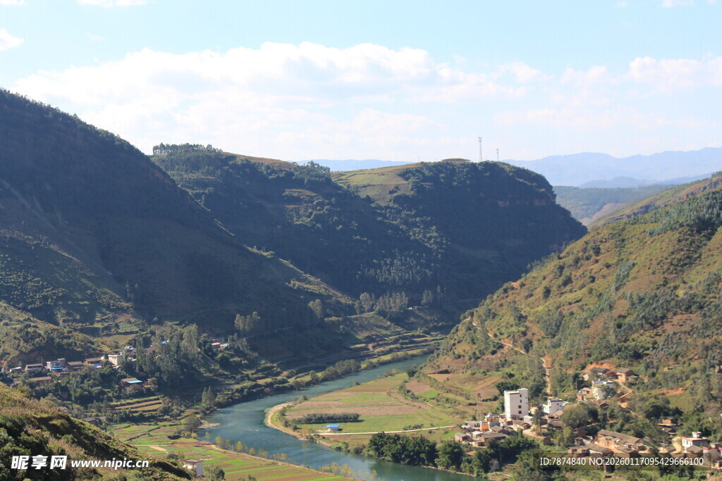 山间蜿蜒河流与村落美景