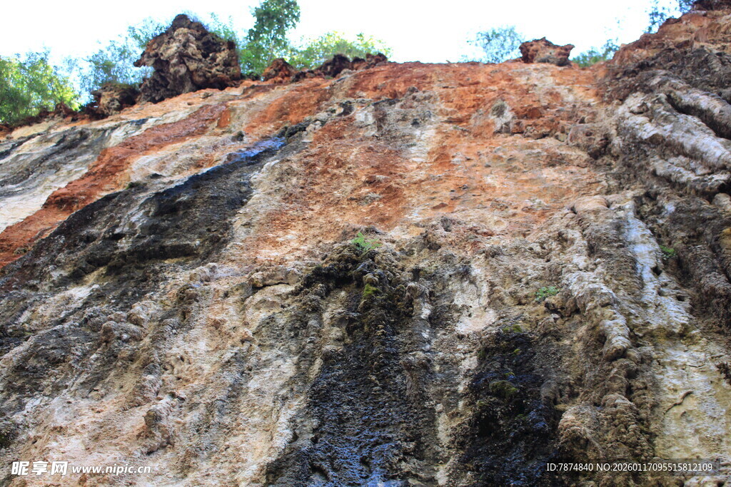 陡峭多彩的岩石山坡