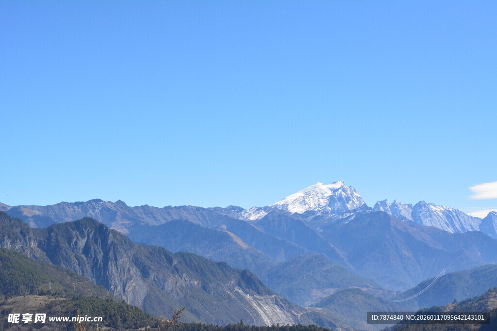壮丽雪山下的连绵山脉