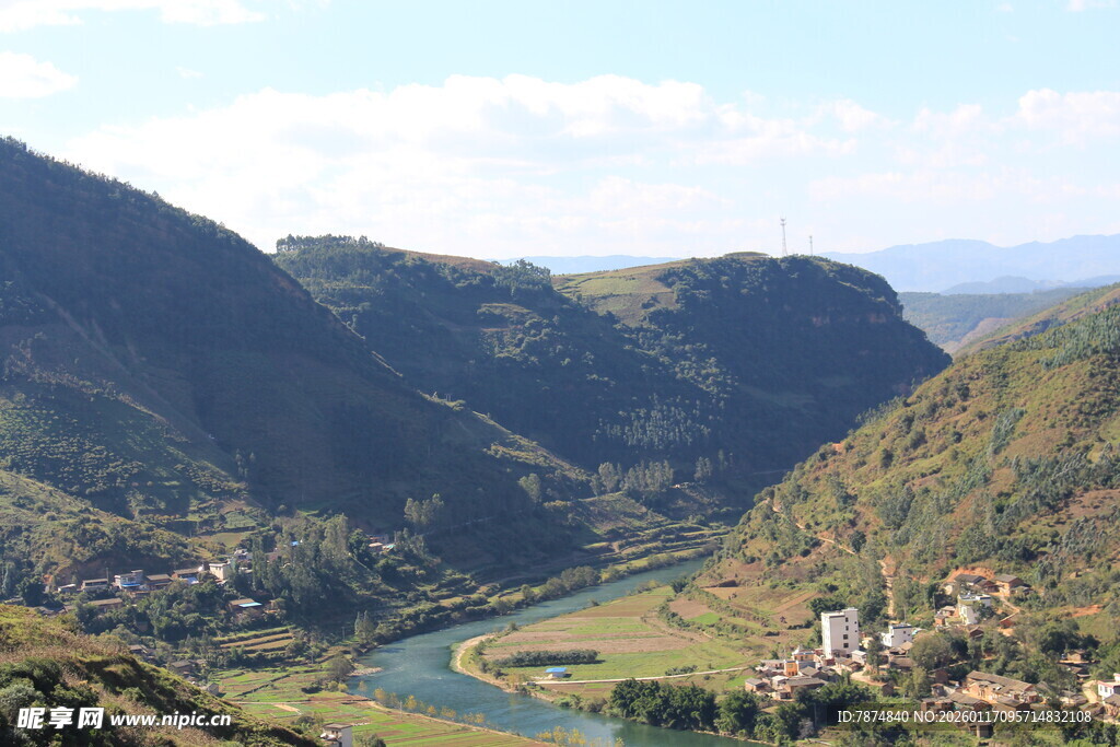 山间蜿蜒河流美景