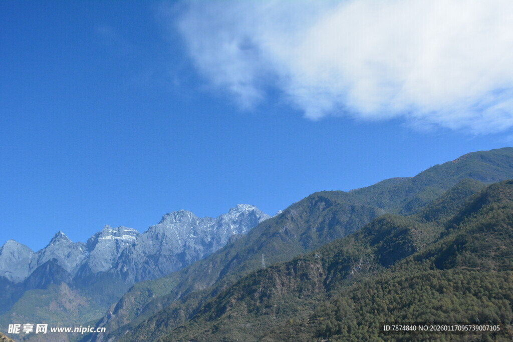 壮丽高山与蓝天白云美景