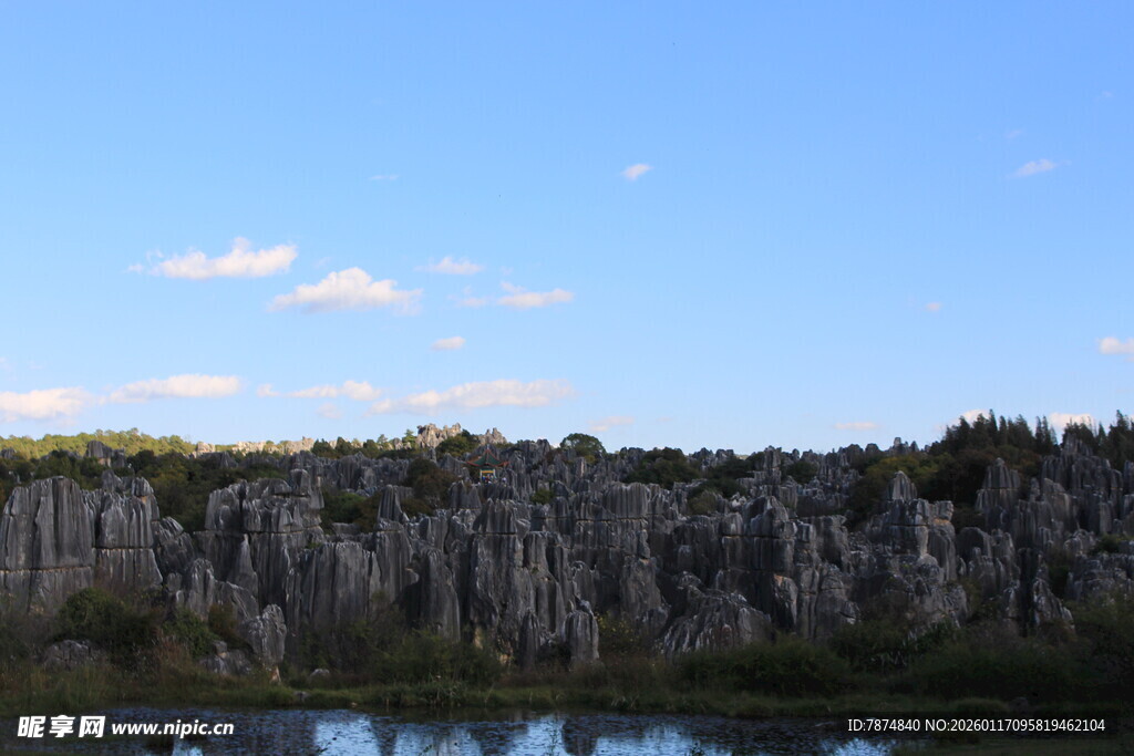湖畔石林景观 蓝天相伴