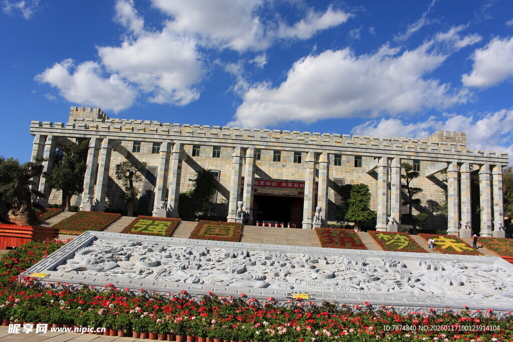 宏伟建筑前的多彩花卉景观