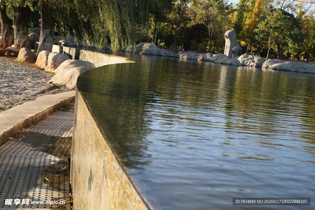 湖畔木栏旁的静谧风光