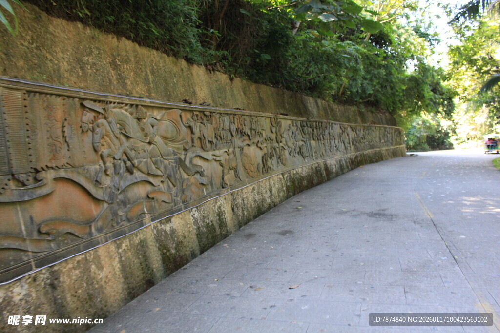 路边精美浮雕墙