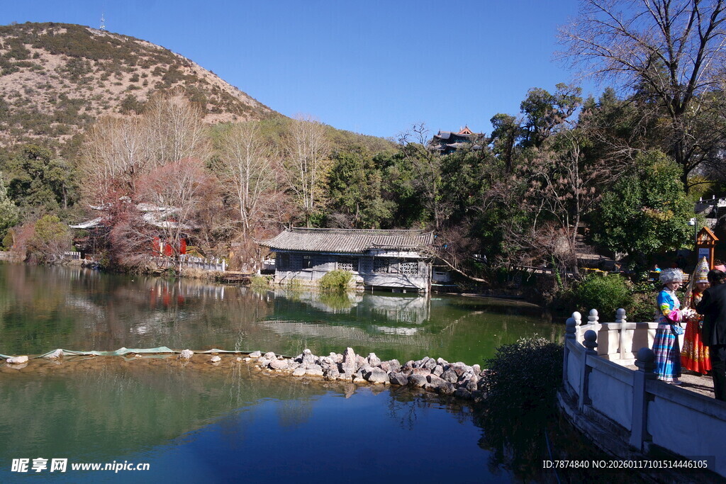 湖畔美景 桥横绿水映青山
