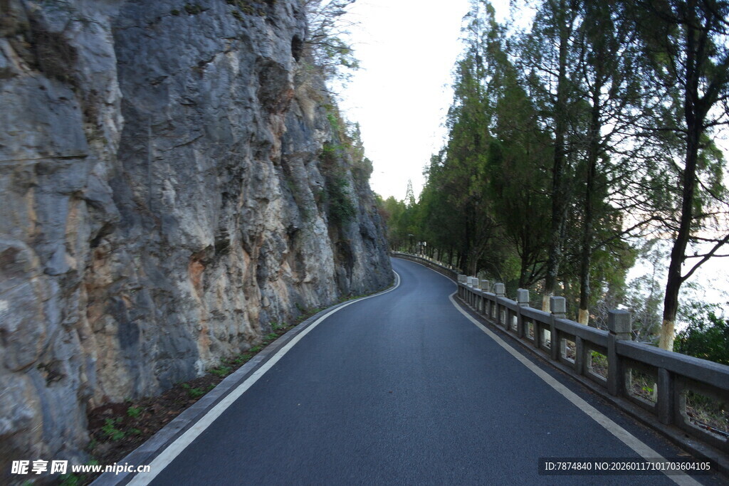 山间蜿蜒公路风景