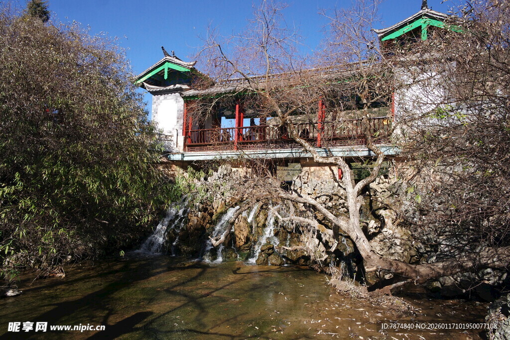 山间古桥与中式楼阁景致