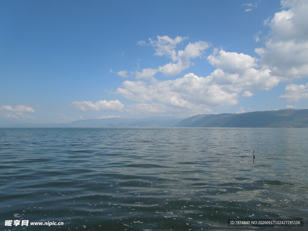 蓝天碧水间的辽阔湖面