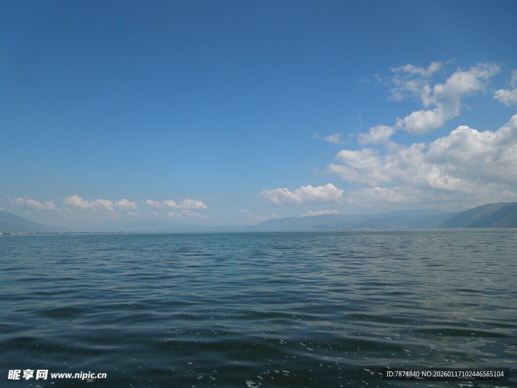 蔚蓝海面与天际白云美景