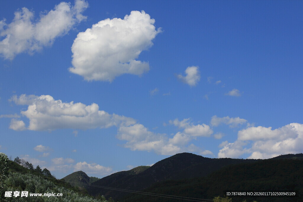 蓝天白云下的山峦美景