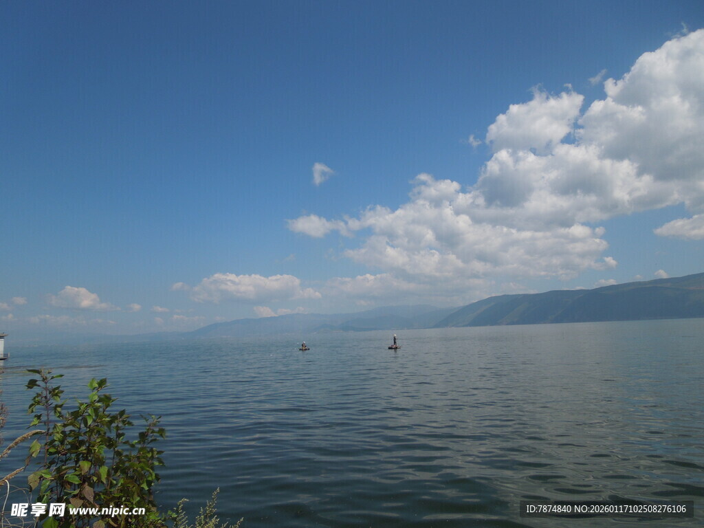 蓝天碧水间的宁静湖面