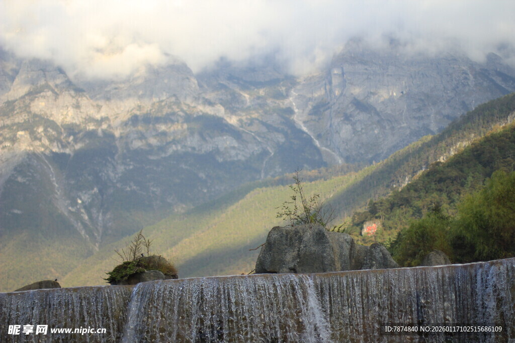 山间瀑布与朦胧远山景色