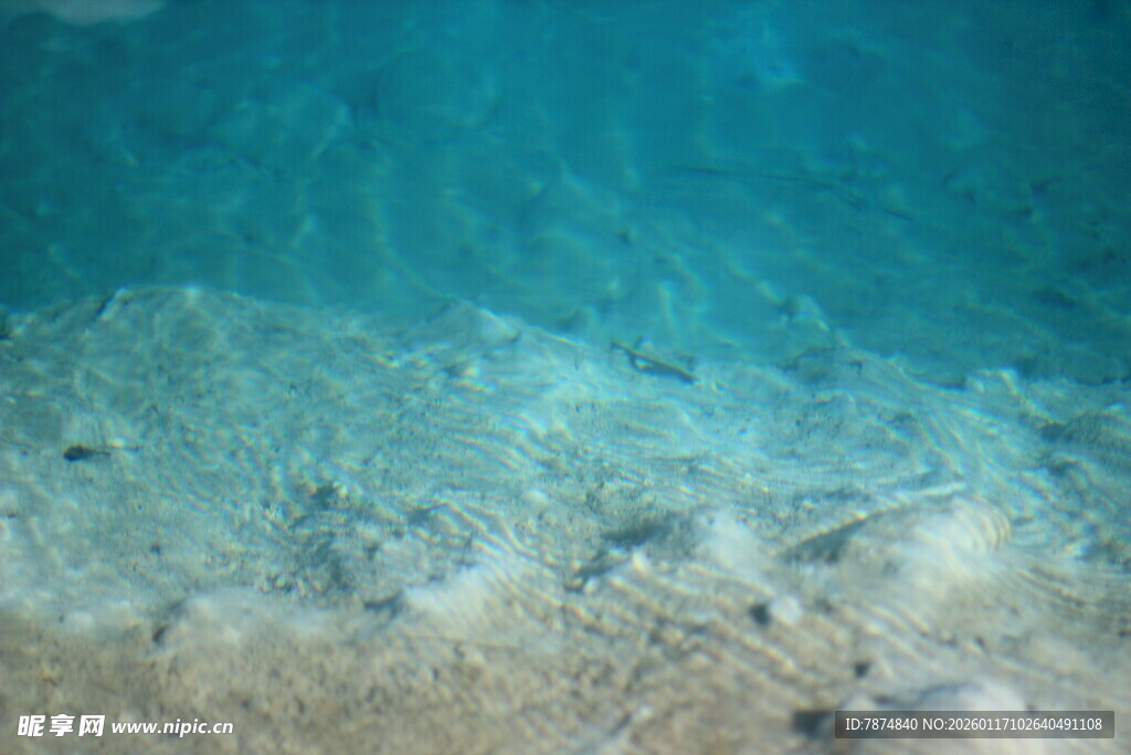清澈海底的细腻沙床