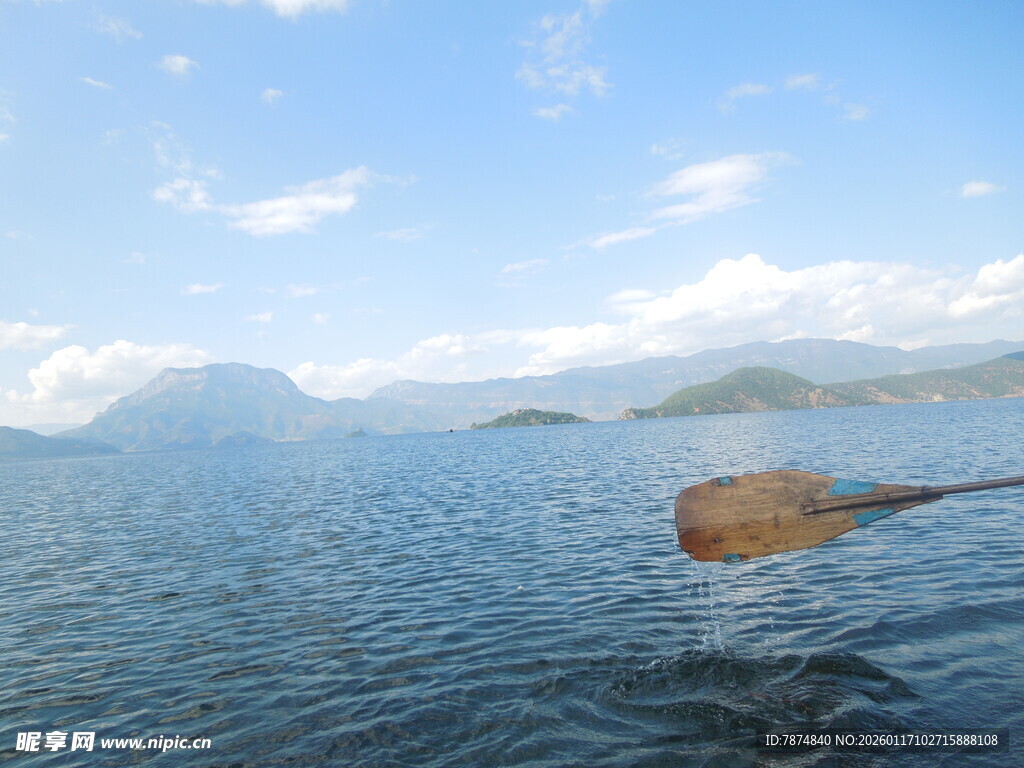 泛舟碧波上赏湖光山色
