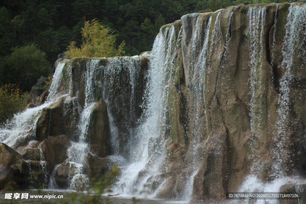 壮观瀑布自然美景