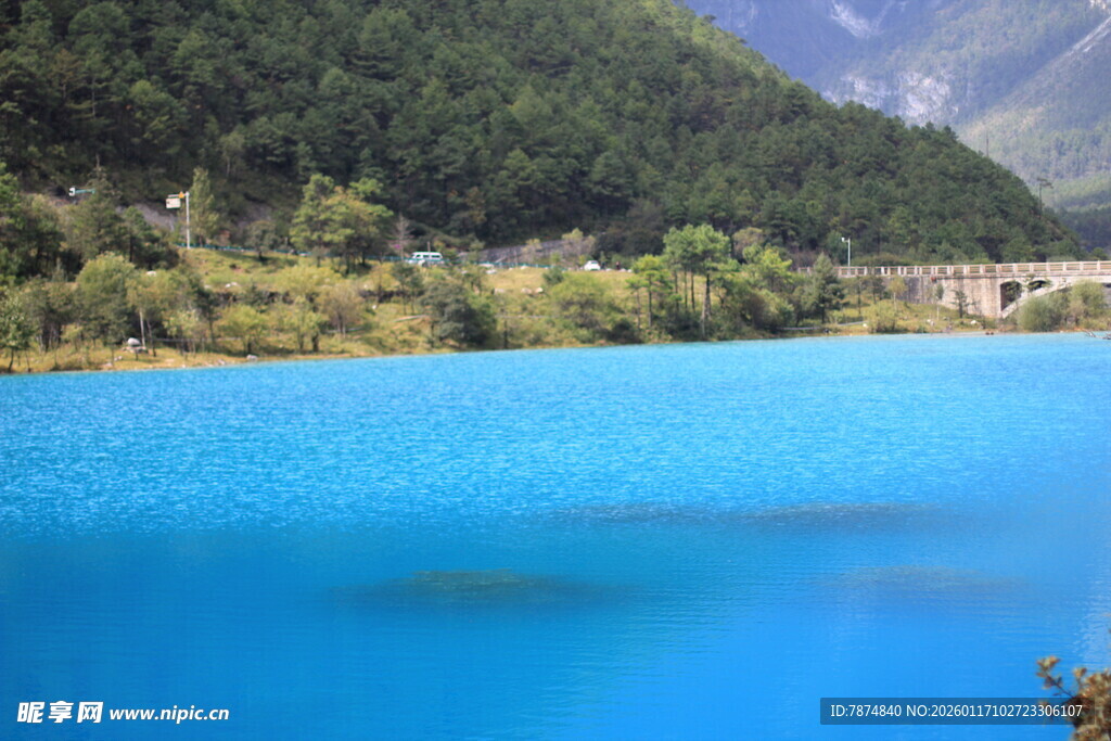 梦幻蓝湖 山林环绕美景