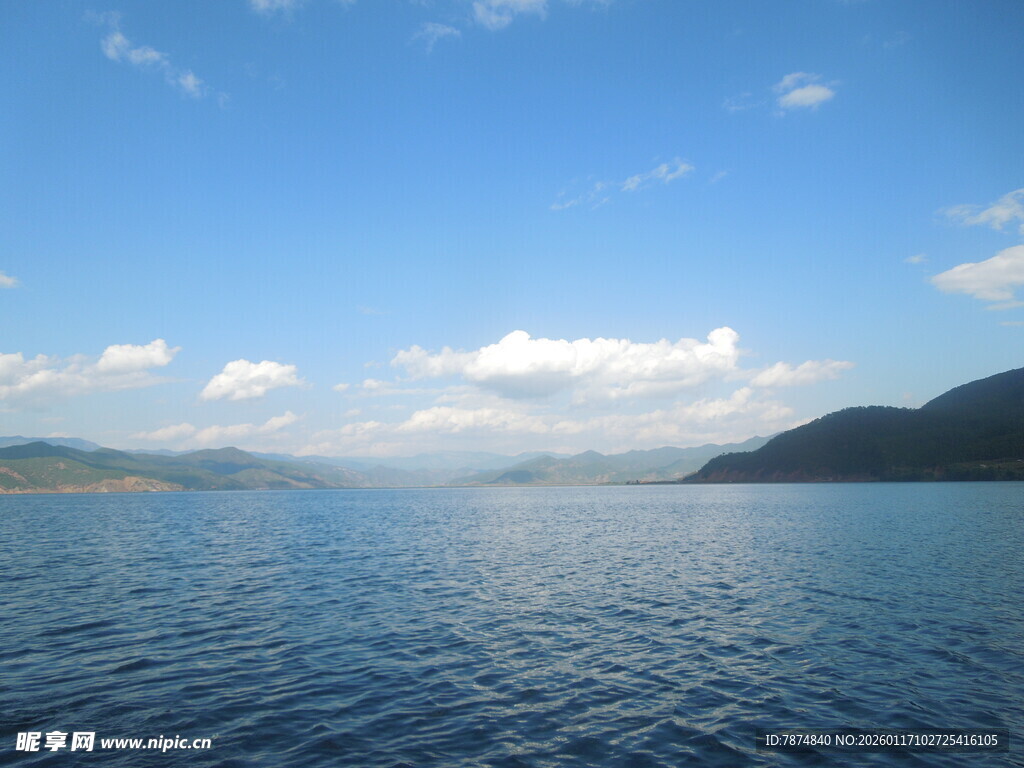 宁静湖面与蓝天白云美景