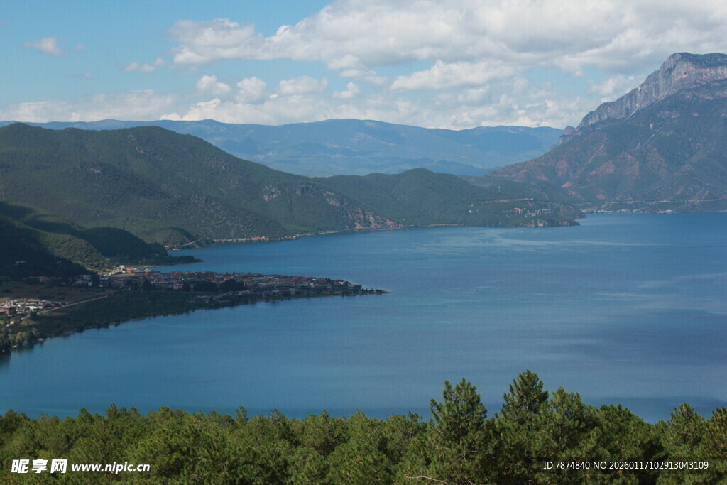 美丽湖景与远山风光