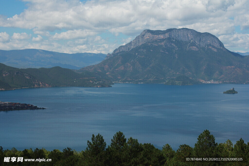 美丽湖山风景图