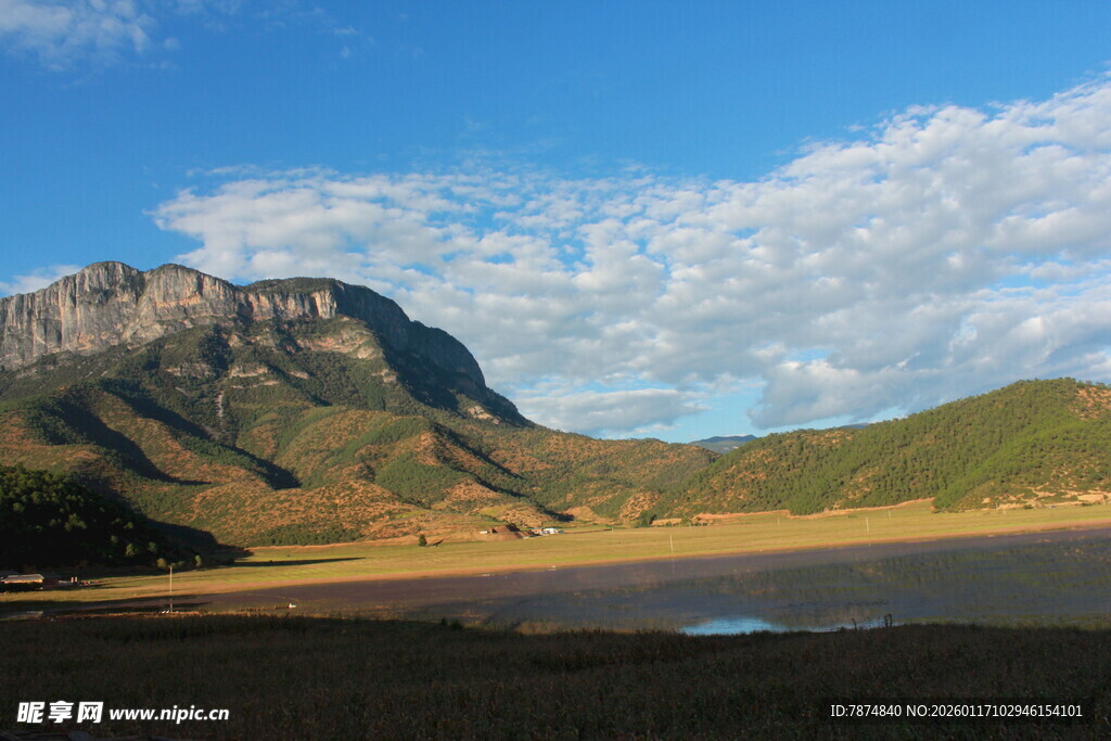 壮丽山峦与开阔草地景观