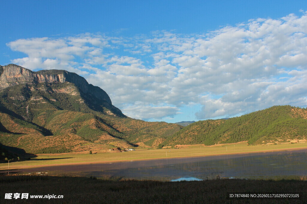 壮丽山景与开阔水域