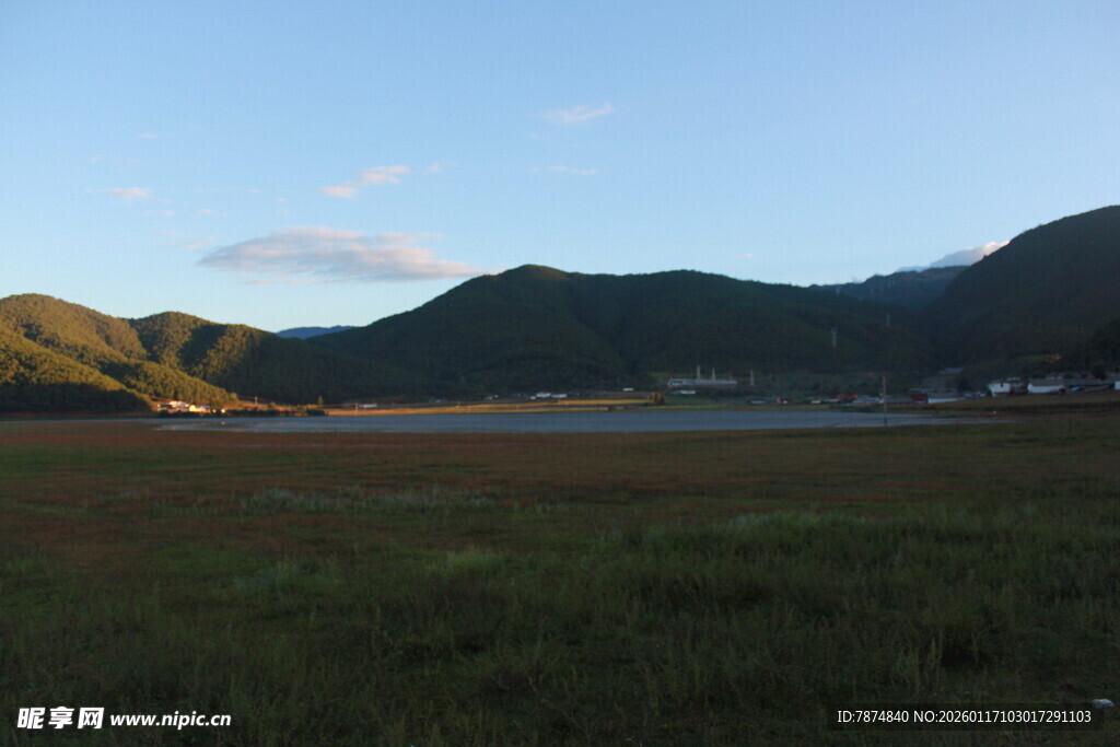 山间开阔草地与远处山峦