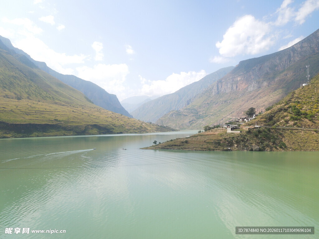 青山绿水间的宁静湖泊