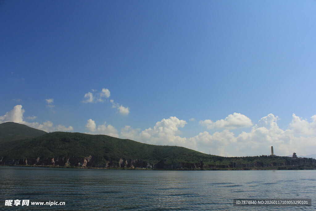 湖畔蓝天青山美景