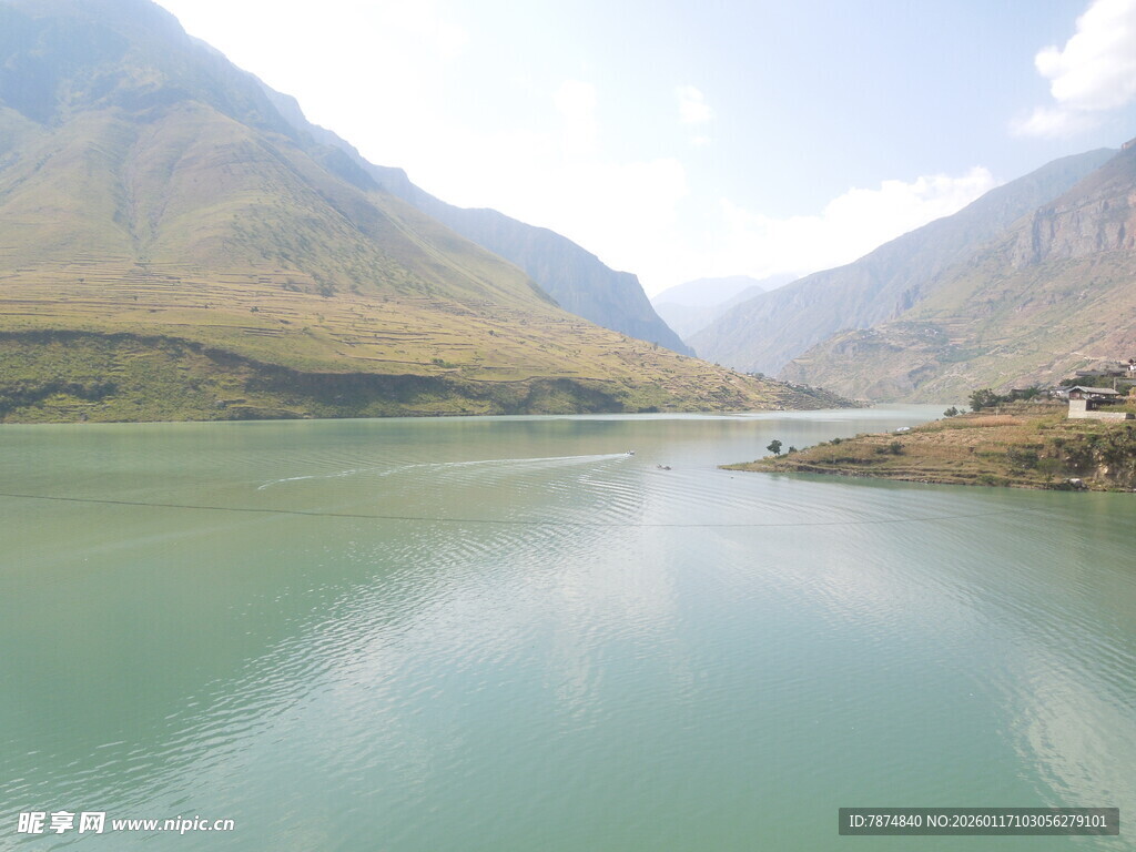 青山绿水间的宁静湖泊
