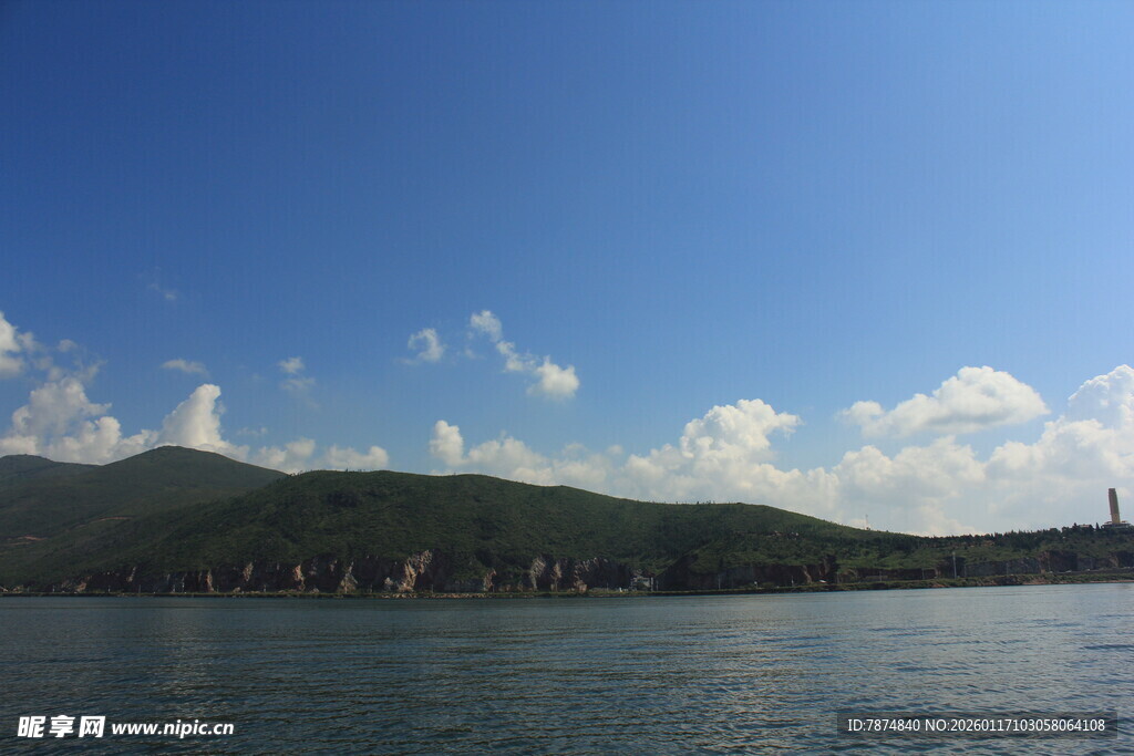 蓝天碧水间的山水景致