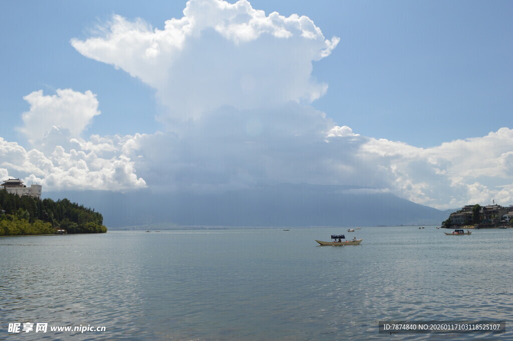 湖光山色中的悠然小船