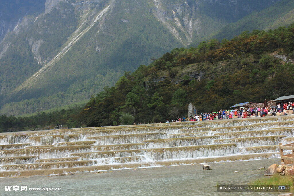白水台美景 游人驻足观赏