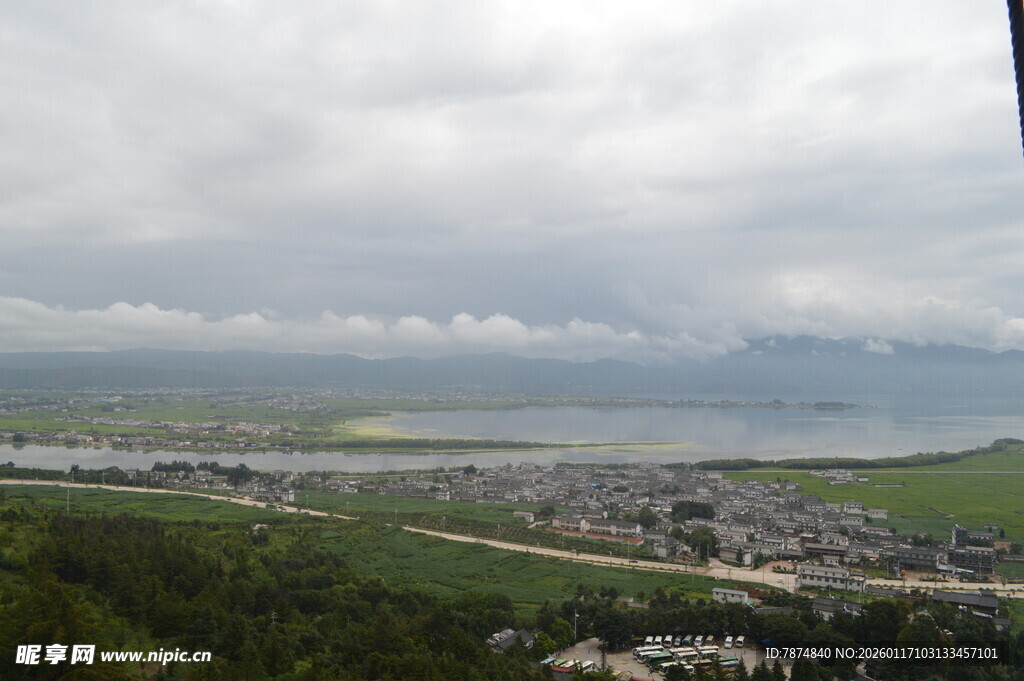 俯瞰云雾下的城镇与绿地