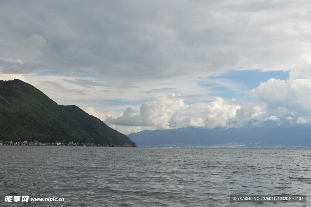 海上青山与蓝天白云