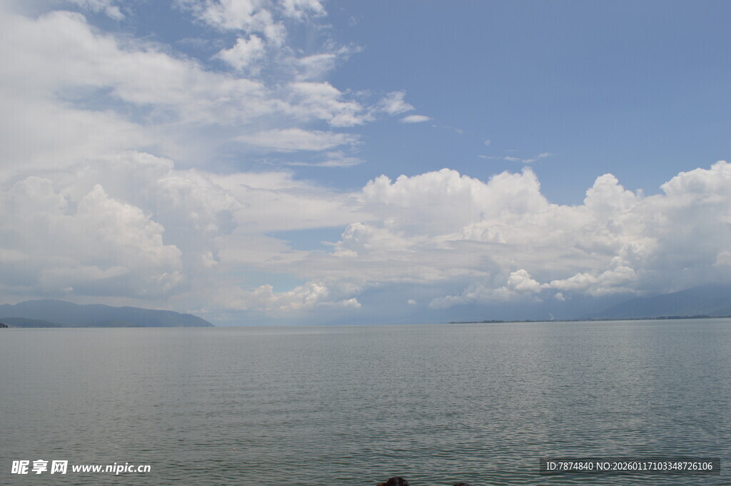 广阔湖面与蓝天白云美景