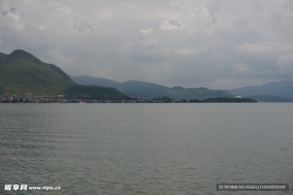 湖光山色的宁静景致